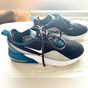 Nike Air Max Motion 2 Women’s size 9 sneakers